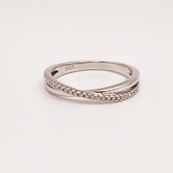 0.33ct Moissanite Shimmering Band - Picture 6 of 9